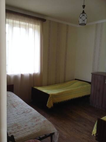 Фото номера Трехместный номер, вид на сад Гостевой дом Em&amp;Ri Guest House in Odzun г. Одзун 7